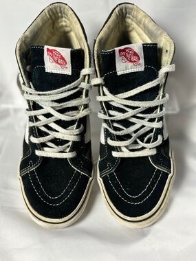 Vans Suede Sk8-Hi Sneakers in a classic black and white Size 6 Men/7.5 Women